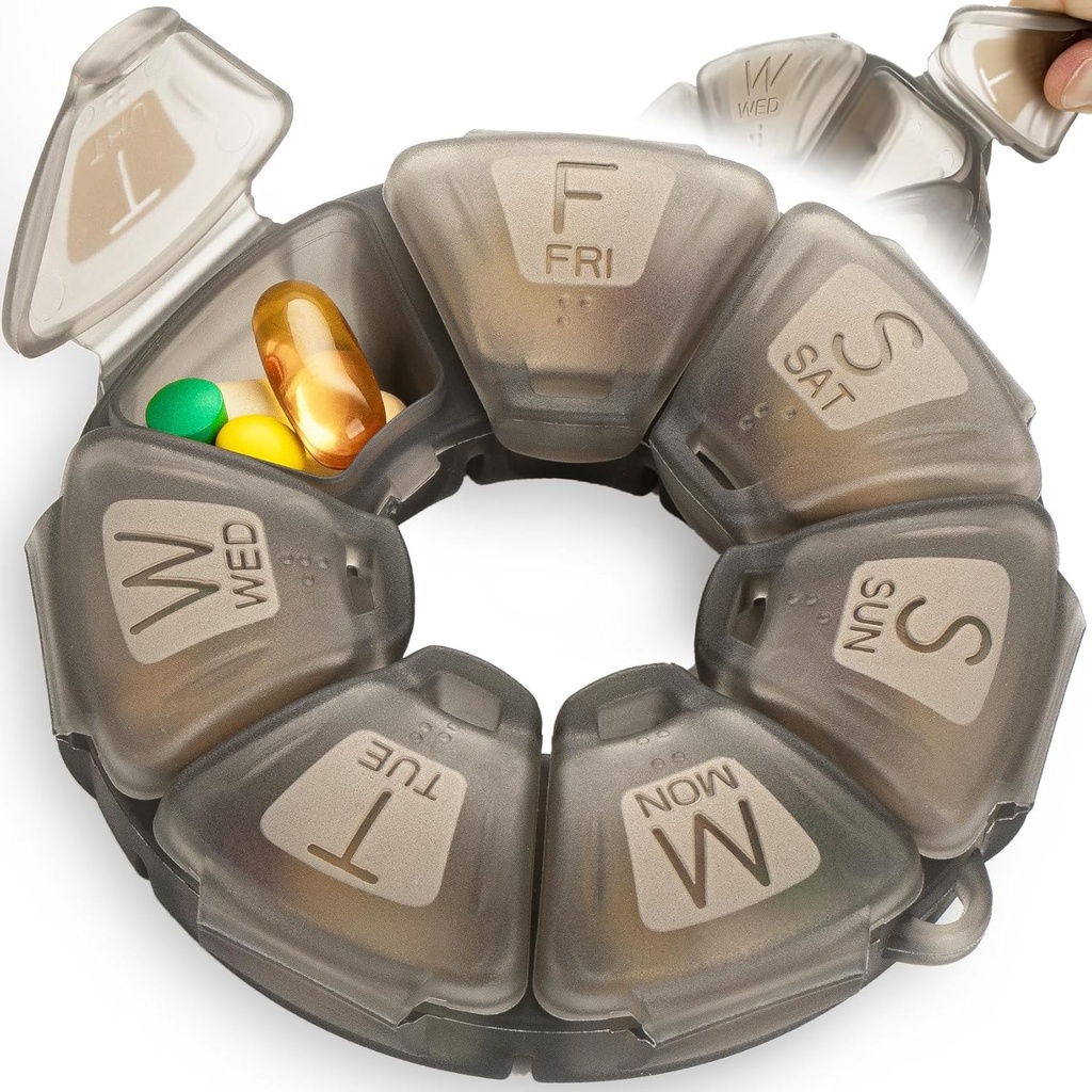 Round Weekly Pill Organizer, TPU Rubberized, Travel Pill Container 7 Day, med 7 stora kompartement, Great for Daily Vitamins & Supplements, Cute Pill Case med stora brev och Braille (Grey)