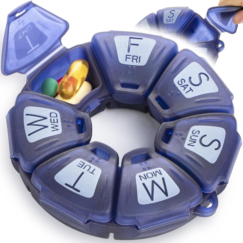 Round Weekly Pill Organizer, TPU Rubberized, Travel Pill Container 7 Day, med 7 stora kompartement, bra för dagliga vitaminer och tillskott, Söt Pill Case med stora brev och Braille (Blue)